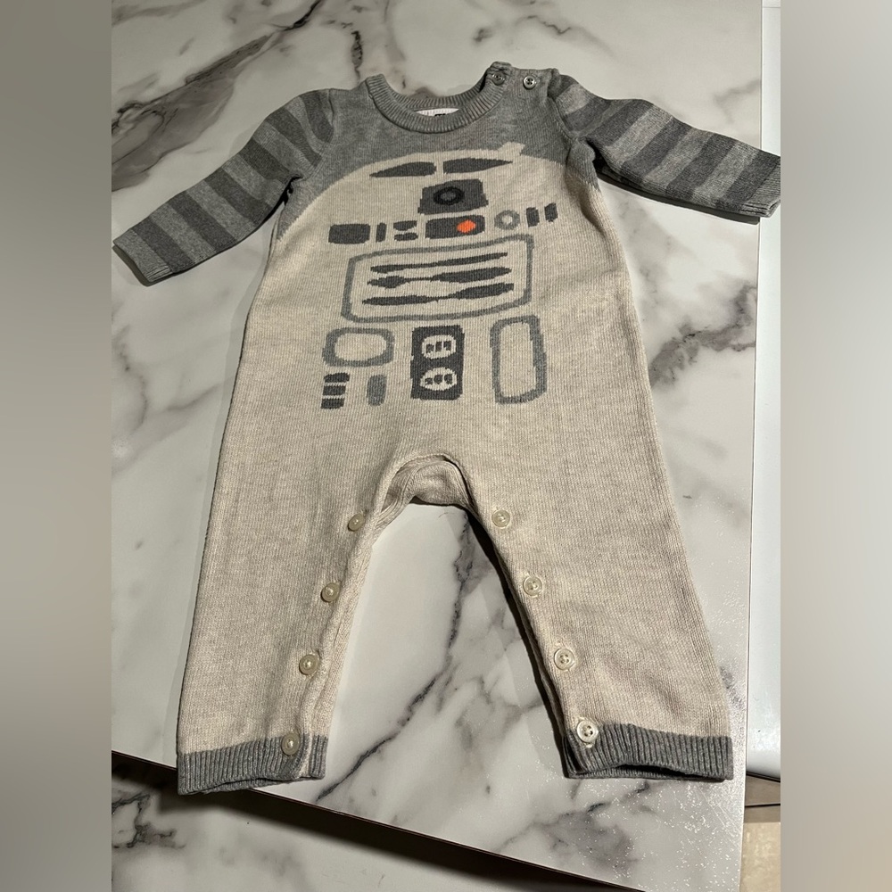 GAP Gray and Cream Knitted Star Wars Baby Footie